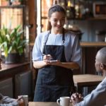 Se Busca señora para atender y hacer  limpieza en Restaurante