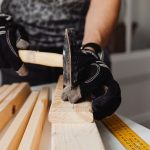 Se busca carpintero de obra para puertas y estructuras de madera