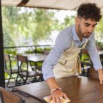Se requiere Meseros para atender cafetería y limpiar Restaurante